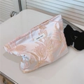Dettaglio del tessuto jacquard floreale rosa champagne con rilievo di tulipani dorati ed etichetta - Rosa