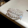 Macrodetail van een meerlaagse parelarmband met sprankelende strass-ring op sieradentray - Parel Armband met Diamanten Sluiting (2# Zilver)