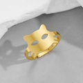 Dettaglio di un anello aperto dorato a forma di testa di gatto su sfondo in pietra minimalista - Stile Silhouette Testa di Gatto / Oro