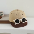 Détail d'une casquette bébé kaki avec des lunettes de soleil blanches sur le bord - 48-50cm (1-2 ans) / Style Contraste - Kaki