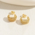 Boucles d'oreilles dorées en C à trois rangées avec zircons blancs et fermoir papillon - Zircone Blanche