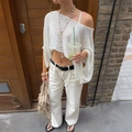 Top corto in maglia bianca per le vacanze con jeans dritti e cintura nera stile - S / Bianco