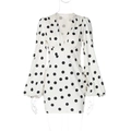 Detailoverzicht van een polkadot jurk met diepe V-hals en uitlopende lantaarnmouwen - S / Wit