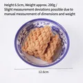 Modelo de comida realista 1:1 de trenzas de masa en un bol de porcelana azul y blanca - Retorcido
