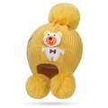 Gele gebreide wintermuts voor kinderen met pluchen pompons en een kleine berenpatch - Geel