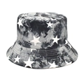 Dettaglio del cappello alla pescatora tie-dye con stelle, cuciture rinforzate e tela - M (56-58cm) / Grigio