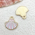 Ciondolo a conchiglia smaltato rosa e bianco con metallo dorato per gioielli - Conchiglia 13x13mm / Rosa