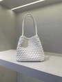 Detailansicht der weißen gewebten Handtasche mit Fokus auf der Leder-Flechtstruktur - Mit kleiner Tasche / Weiß