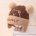 Berretto bimbo in maglia con ricamo a orsetto, doppio pompon e paraorecchie beige - Bambini / caffè