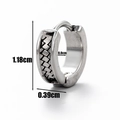 Vue macro de la boucle d'oreille dragon en acier avec hauteur 1,18cm et diamètre 0,8cm - Style de Texture Tressée (S137)