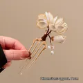 Épingle à cheveux papillon en U avec fleurs en nacre, perles et franges dorées - Peigne à Cheveux Magnolia 4 Dents (199) / Env. 11cm / Or/Blanc