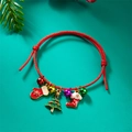Dettaglio del bracciale cordino rosso Natale con ciondoli smaltati come albero, calze e campanelli - Albero/Ghirlanda/Calza/Guanto/Campana