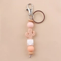 Dettaglio portachiavi cactus rosa in silicone con perla in legno e gancio in metallo - Rosa Acceso