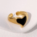Eleganter vergoldeter Edelstahlring, offen mit schwarzem Herz-Emaille-Design verziert - Schwarz
