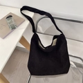 Détail du sac cabas en velours côtelé noir montrant la texture et l'intérieur spacieux - Noir