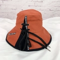 Detalle de cerca del sombrero de pescador naranja con cordones negros y cinta decorativa - M (56-58cm) / Rojo Ladrillo