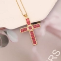 Collana con ciondolo a croce placcata in oro con zirconi rossi quadrati e bianchi rotondi - Marmo Rosso