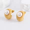 Dettaglio di orecchini a C intrecciati in oro con perle su sfondo di pietra bianca - Colore Oro (Perla Bianca)