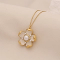 Collana dorata con ciondolo a fiore in smalto bianco e delicati accenti di perle - Bianco