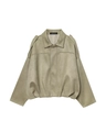 Vue détaillée d'une veste en daim vert sauge avec épaulettes et texture mate - XS / Hauts / Vert Gris