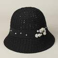 Detalle de elegante sombrero de pescador negro de ganchillo con perlas y flores - S (56-57cm) / Negro