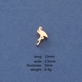 Vista macro del dije de flamenco dorado con dimensiones 10x5,5mm y un peso de 0,4g - Oro rosa