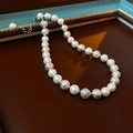 Vue macro d'un collier vintage français avec perles blanches et billes en métal argenté - 7# Collier - Perle d'Argent Perle Baroque