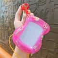 Rosa Mini-Magnet-Malbrett-Schlüsselanhänger mit rotem Clip und gelbem Stift für Kinder - Rosa