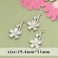 Pendentif fleur plaqué or 18k avec cristaux et anneau, taille 19,4 mm x 11 mm - Style Fleur à Cinq Pétales / Argenté