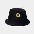 Detailansicht der Sonnenblumen-Stickerei auf schwarzem Plüsch-Anglerhut mit weichem Webpelz - M (56-58cm) / Schwarz