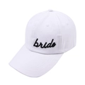 Détail de la broderie noire bride sur une casquette de baseball en coton blanc pour femme - Style Bride / Blanc Avec Broderie Bride