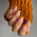 Oranje Franse press-on nagels met gouden glitters en golfpatronen op een gebreide achtergrond - Oranje Franse Golven Stijl (JP2261)