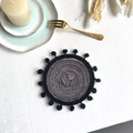 Sous-verre tissé rond avec motif spirale noir et blanc et franges à pompons noirs - 13cm Dessous de verre / Gris Noir Argenté