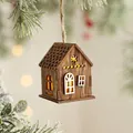 Houten kersthuisje om op te hangen met warm LED-licht en decoratieve uitsparingen - Houten Hut Type C