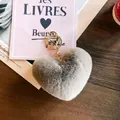 Dettaglio portachiavi a forma di cuore in finta pelliccia con chiusura dorata - Grigio
