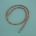 Dettaglio catena in perle di resina arancio marmorizzato con chiusure a moschettone - 120cm con chiusura / Rosa bicolore