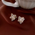 Gros plan détaillé d'une boucle d'oreille fleur en zircon avec finitions argent et or - Clous d'Oreilles Fleur à Quatre Pétales (WE3137) / Doré