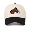 Dettaglio del ricamo testa di cavallo su un cappello bicolore beige e nero - Nero