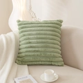 Grüner Kissenbezug aus Kaninchenfellimitat mit Plüschstreifen auf beigem Sofa - Einzelner Kissenbezug (Ohne Füllung) / 45cm*45cm / Grün