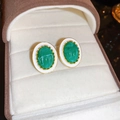 Boucles d'oreilles vintage vertes avec émail blanc et bordure dorée dans un écrin beige - Boucles d'Oreilles Clous Ovales Color Block Vert Blanc Or Vintage