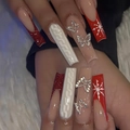 Unghie finte Coffin XL con fiocchi di neve natalizi, glitter rossi e farfalle 3D - Stile Farfalla Scintillante Rosso Coffin Extra Lunga (XE-80-51)