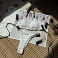 Maillot de bain blanc à motif nid d'abeille et liens noirs sur un tapis tissé - S / Blanc