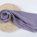 Elegant mauve chiffon hijab scarf with fine edges displayed on a woven mat - 94