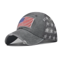 Dettaglio del cappello baseball in cotone grigio con bandiera USA e stelle ricamate - Regolabile / Grigio