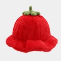 Detalle del gorro de tomate en felpa roja con tallo de hoja verde y textura suave - Rojo