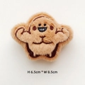 Détail de la broderie en peluche avec dimensions de 6,5 cm de haut sur 8,5 cm de large - Original (Ouverture arrière) / Cafard Daqiang