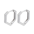 Polierte silberne hexagonale geometrische Creolen mit sicherem Verschluss auf weiß - Sechseck / Silber
