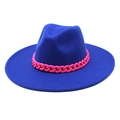 Detail eines königsblauen Wollhutes mit einer klobigen rosa Kunststoffkette als Deko - Blau / M (56-58cm)