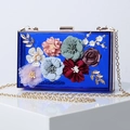 Clutch da sera in acrilico blu navy con fiori 3D colorati e catena dorata - Blu