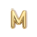 Détail d'un pendentif lettre M majuscule creuse en finition dorée polie et brillante - Lettre M / Or